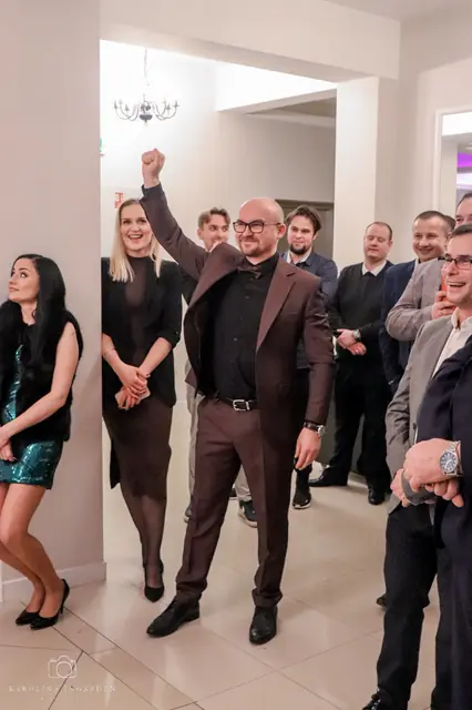 Oferta: iluzjonista na sylwestra. Uczestnicy imprezy firmowej biorący udział we wspólnym występie z Bartoszem Rybczyńskim