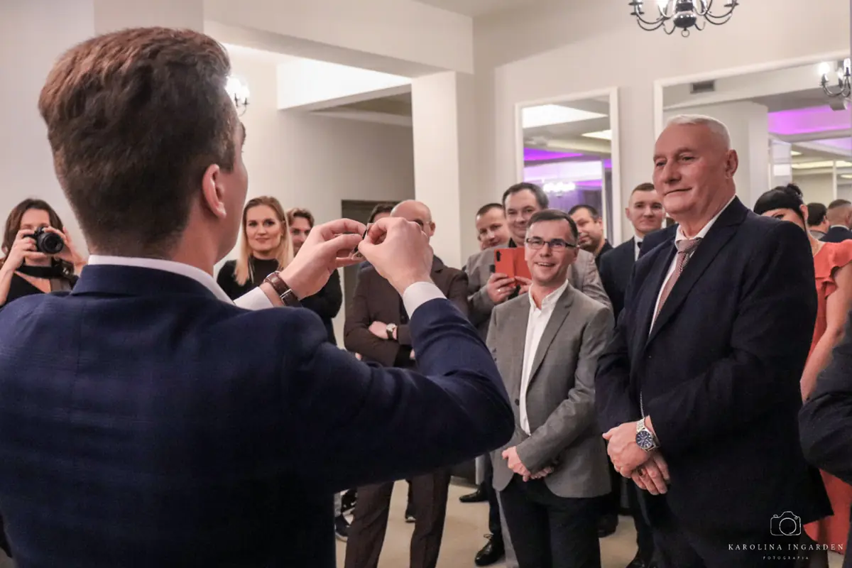 Bartosz Rybczyński z uczestnikiem firmowego pokazu przed zgromadzoną publicznością