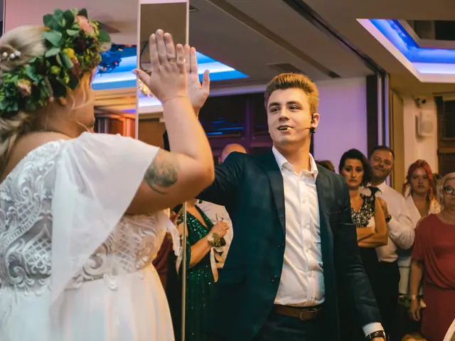 Panna młoda uczestnicząca w pokazie iluzjonisty Bartosza Rybczyńskiego
