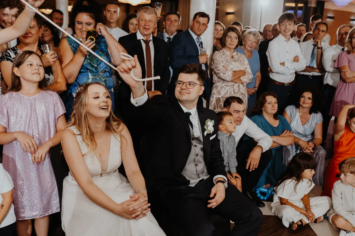 Bartosz Rybczyński podczas pokazu iluzji dla pary młodej i zgromadzonych gości