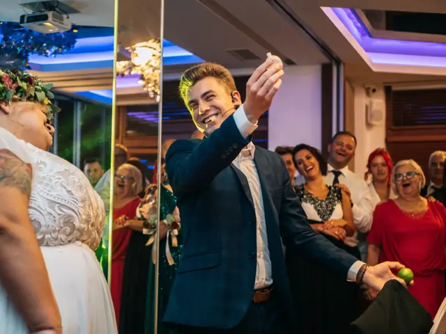 Bartosz Rybczyński podczas weselnego pokazu wśród gości, obok panny młodej