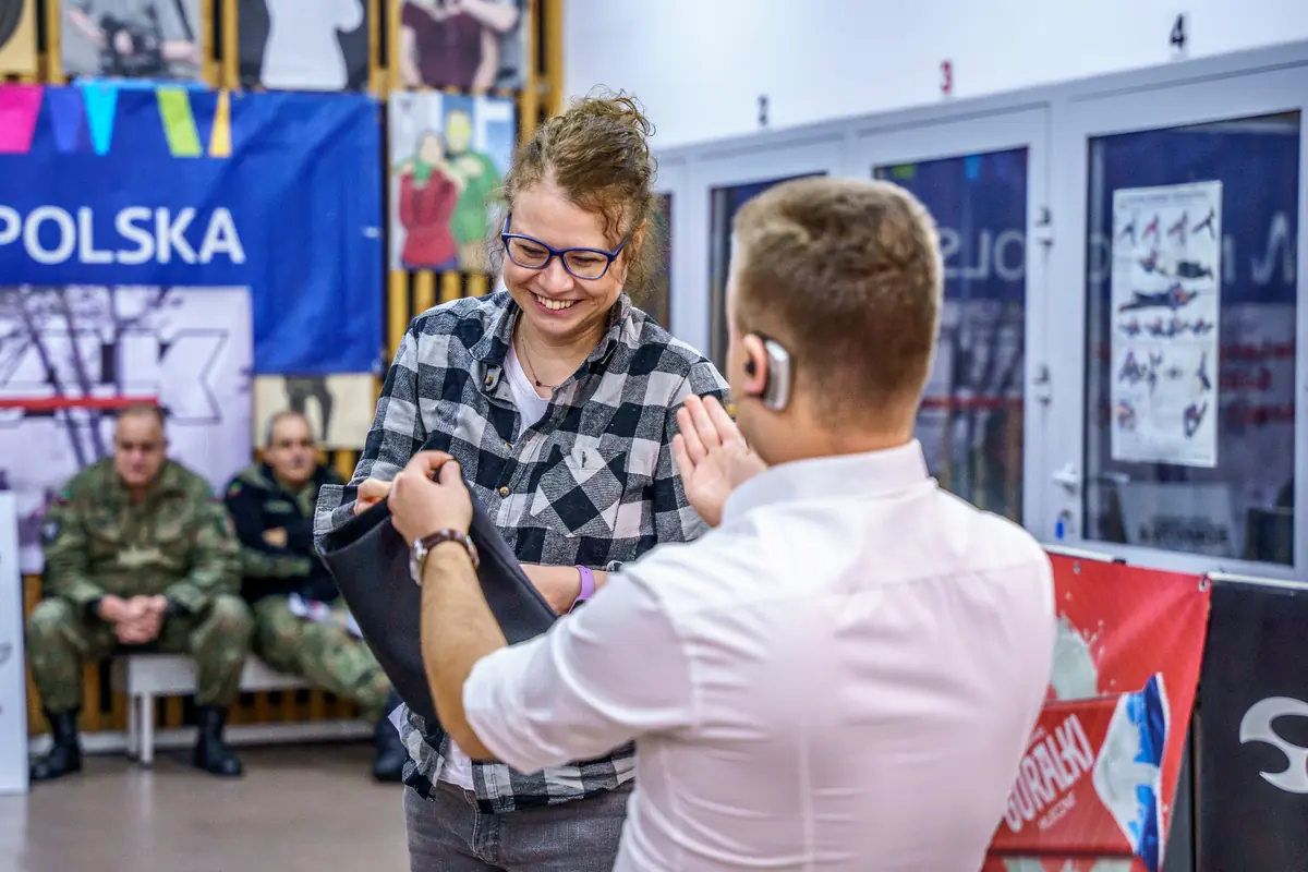 Chłopiec uczestniczący w familijnym pokazie iluzjonisty Bartosza Rybczyńskiego
