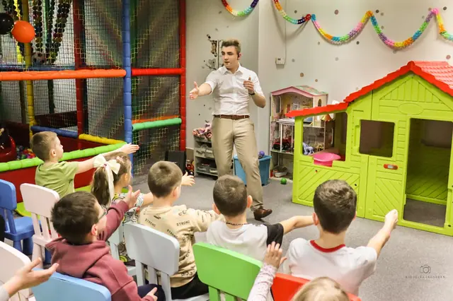 Bartosz Rybczyński prezentujący iluzję dzieciom w sali zabaw